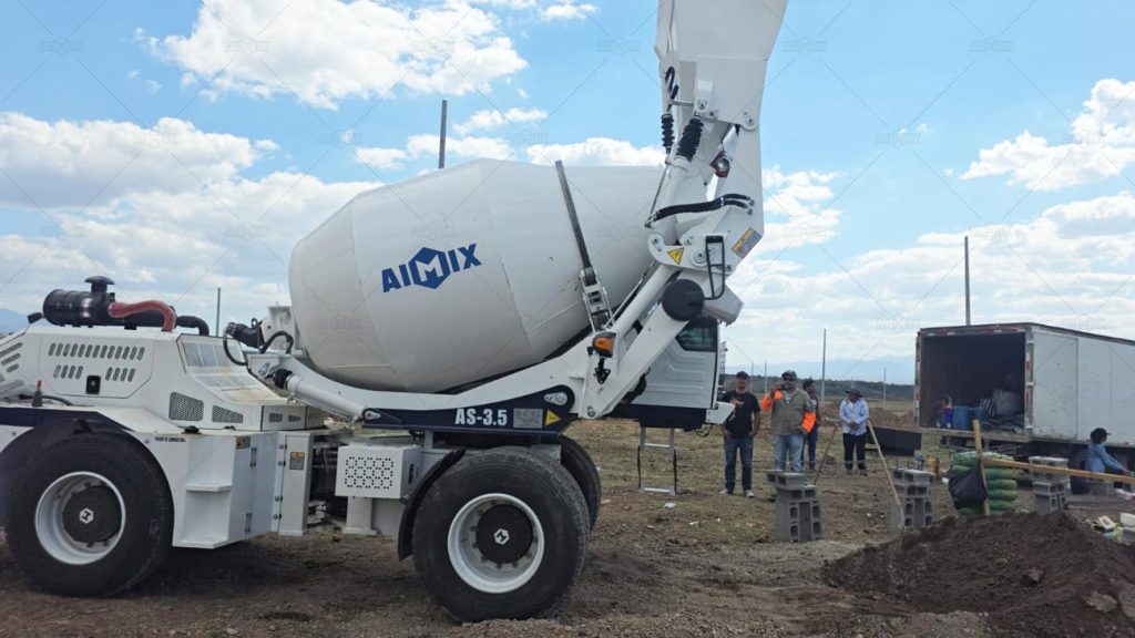 Self-Loading Concrete Mixer in Honduras